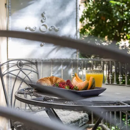 krevet i doručak Luxury With Balcony 4*