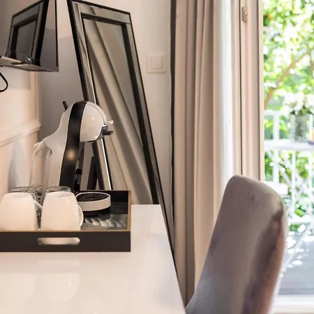 Luxury With Balcony krevet i doručak 4*