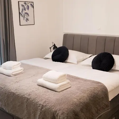 Luxury With Balcony 4* 자다르