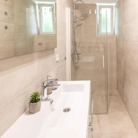 Luxury With Balcony B&B 자다르