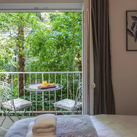 Luxury With Balcony krevet i doručak 4*