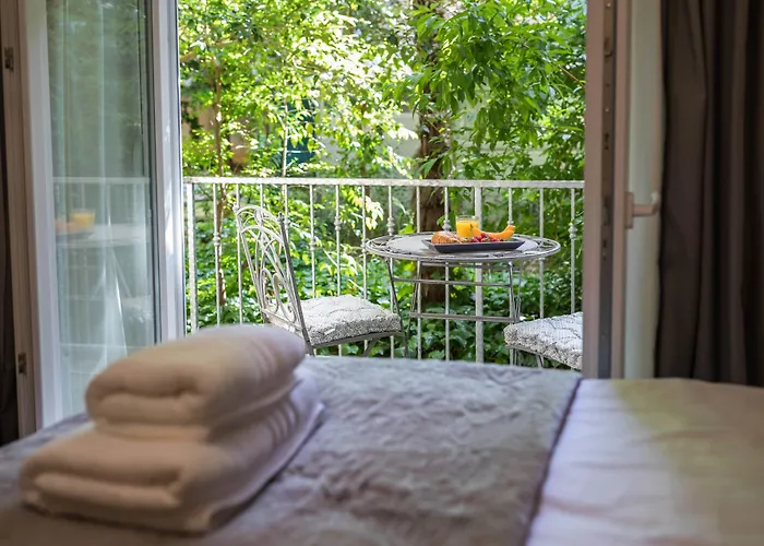Luxury With Balcony Bed & Breakfast