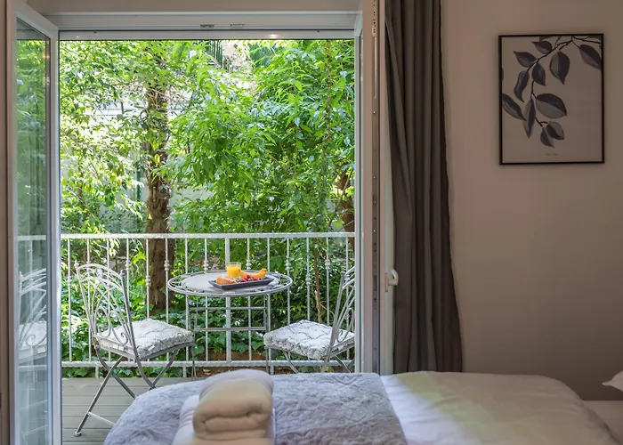 Luxury With Balcony Bed & Breakfast 4*