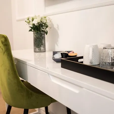 לינה וארוחת בוקר Luxury With Balcony 4*