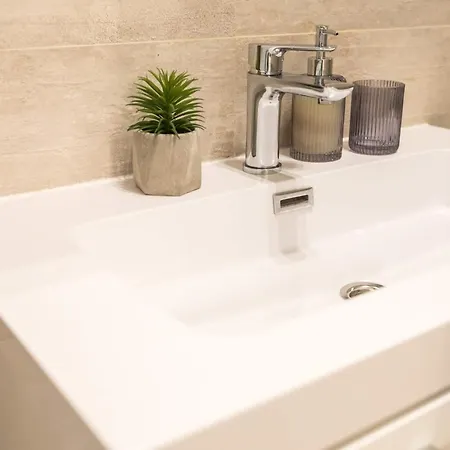 Luxury With Balcony לינה וארוחת בוקר 4*