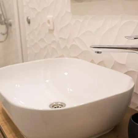 Luxury With Balcony לינה וארוחת בוקר 4*