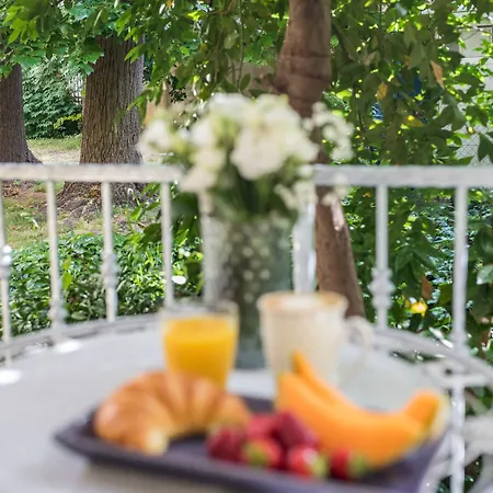 Bed and Breakfast Luxury With Balcony 4*