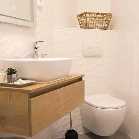 Luxury With Balcony 4*