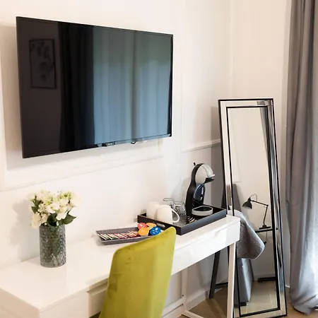 לינה וארוחת בוקר Luxury With Balcony 4*
