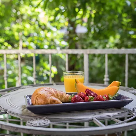 לינה וארוחת בוקר Luxury With Balcony 4*