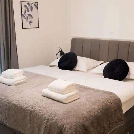 לינה וארוחת בוקר Luxury With Balcony 4*