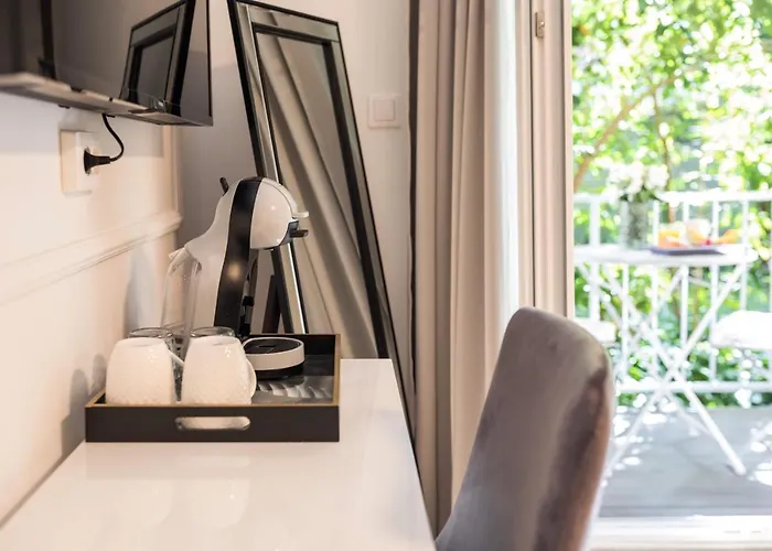 Luxury With Balcony Oda ve Kahvaltı 4*